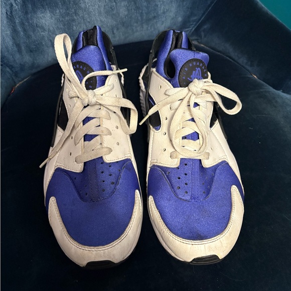 Nike Air Huaraches in “Persian Violet” - Picture 6 of 7